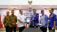 Rombongan Demokrat datang dipimpin oleh Sekjen Hinca Pandjaitan. 