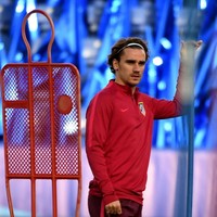 Pada awal 2017, Griezmann yang kala itu sudah bergabung dengan Atletico Madrid sempat tampil dengan rambut gondrong. Namun, itu tak semerta-merta memudarkan kegantengannya. Setuju ladies? (Foto: Getty Images)