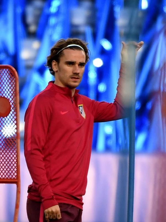 Pada awal 2017, Griezmann yang kala itu sudah bergabung dengan Atletico Madrid sempat tampil dengan rambut gondrong. Namun, itu tak semerta-merta memudarkan kegantengannya. Setuju ladies? (Foto: Getty Images)