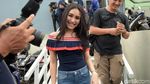 Ditanya Soal Shahrukh Khan, Ayu Ting Ting Senyum-senyum