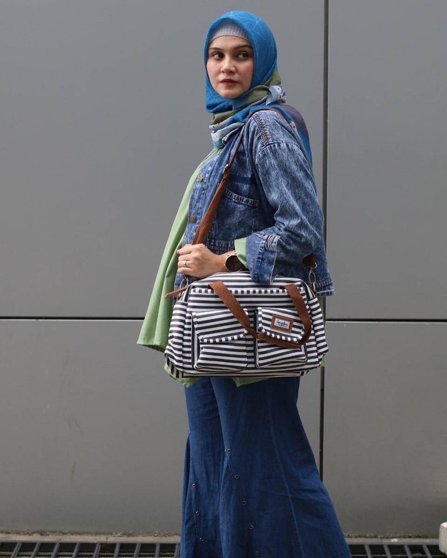 Bumil cantik Zeezee Shahab juga memiliki tampilan yang menarik. Gayanya lebih kasual dibandingkan anggota geng ‘Mewah’ yang lain. Zeezee sering memilih tunik sebagai busana sehari-harinya. Foto: Instagram Zeezee Shahab