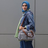 Bumil cantik Zeezee Shahab juga memiliki tampilan yang menarik. Gayanya lebih kasual dibandingkan anggota geng ‘Mewah’ yang lain. Zeezee sering memilih tunik sebagai busana sehari-harinya. Foto: Instagram Zeezee Shahab