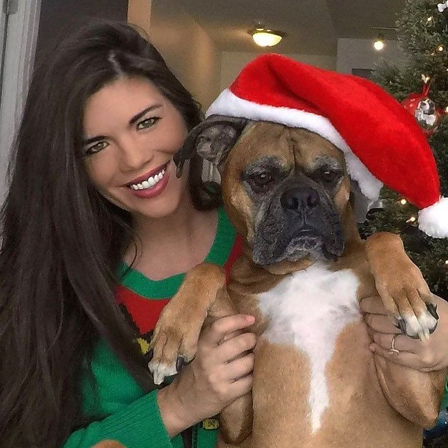 Mara Martin juga dikenal sebagai pecinta binatang, khususnya anjing. Di rumah, ia memelihara anjing berjenis boxer yang dinamai Gus. (Foto: Instagram/@_maramartin_)