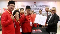 Begini gaya kompak salam metal para elite PDIP saat mendaftar caleg DPR RI ke KPU, Selasa (17/7/2018). Untuk diketahui gaya metal saat ini menjadi ciri khas PDIP karena memiliki nomor urut tiga di Pemilu.