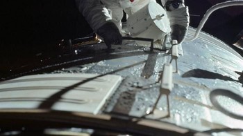 Astronot Ronald E. Evans selaku pilot modul keluar dari pesawat yang membawa mereka ke bulan. Foto: NASA