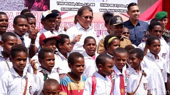 Berfoto dengan anak-anak Puncak Jaya. (Foto: detikINET/Adi Fida Rahman)