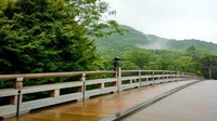 Kuil Ise Jingu, Jepang. Lokasi paling santai selanjutnya ada di Jepang. Dikenal sebagai jiwanya Jepang, adalah Kuil Shinto bagi Dewi Amaterasu matahari. Populer namun tetap teduh karena areanya yang luas (CNN Travel)