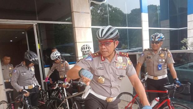 Irjen Royke bersepeda dengan dikawal beberapa anggotanya yang juga pakai sepeda