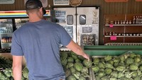 Saat berada di California, Jeff terlihat sedang memilih artichoke. Artichoke merupakan salah satu jenis sayuran. Foto: Instagram crazybonz