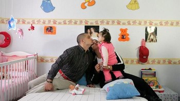 Penjara Aranjuez di Spanyol bisa dibilang salah satu penjara yang paling menggemaskan. Pasalnya, interior dalam penjara ini didesain dengan gambar kartun yang disukai anak, mulai gambar putri hingga hewan. Hal ini bertujuan mencegah anak-anak menyadari orangtuanya sebenarnya seorang tahanan yang harus dipenjara. (Foto: Boredpanda)