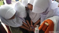 Bahkan, mereka lari bergerombolan saat diminta detikHealth memperagakan gerakan cuci tangan yang benar. Foto: Suherni Sulaeman/detikHealth