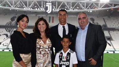 Ronaldo & Keluarga Pamer Foto di Markas Juventus