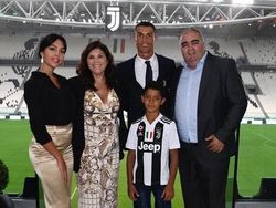 Ronaldo & Keluarga Pamer Foto di Markas Juventus