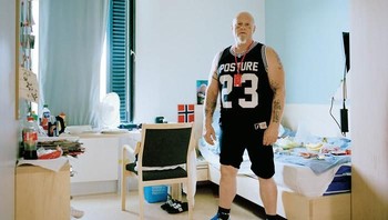 Halden Prison adalah penjara mewah dengan sistem keamanan tingkat tinggi. Penjara terbesar kedua di Norwegia ini didirikan tahun 2010 dengan fokus pada rehabilitasi dari olahraga hingga musik. Sel dibuat senyaman mungkin seperti kamar dengan fasilitas TV, kulkas, komputer, bahkan video game. Penjara Halden dipuji karena memiliki ruangan manusiawi namun ada juga yang mengkritik. Dengan desain interior mewah, penjara ini pun menerima penghargaan Arnstein Arneberg Award. (Foto: Boredpanda)