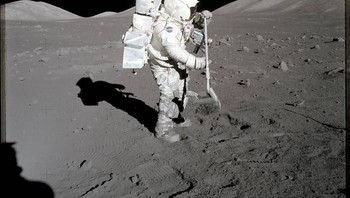 Astronot Hariison H. Schmitt mengambil sampel permukaan Bulan untuk dibawa pulang ke Bumi sebagai bahan penelitian. Foto: NASA