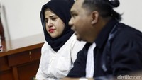 Dhawiya tampak lemas sepanjang sidang berlangsung. Pool/Palevi S/detikFoto.