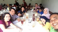 Wanita lulusan Sarjana Hukum ini sedang makan siang ikan bakar bersama keluarganya. Happy lunch & happy family, tulisnya. Foto: Instagram kristinadangdut