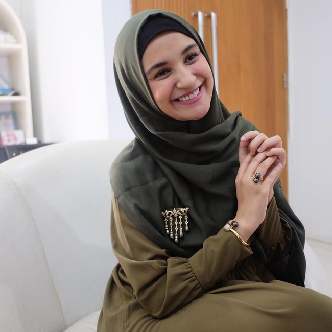 Pilihan hijab sehari-hari Shireen Sungkar adalah hijab segi empat berukuran lebar yang dipakai dengan sederhana. Untuk mempermanis penampilan untuk acara spesial, ia sematkan bros cantik di hijabnya. Foto: Instagram Shireen Sungkar