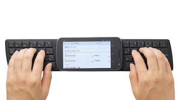 Meskipun menggunakan ponsel, pengguna akan terasa seperti mengetik di laptop dengan Elecom NFC Android Keyboard ini. (Foto: internet)