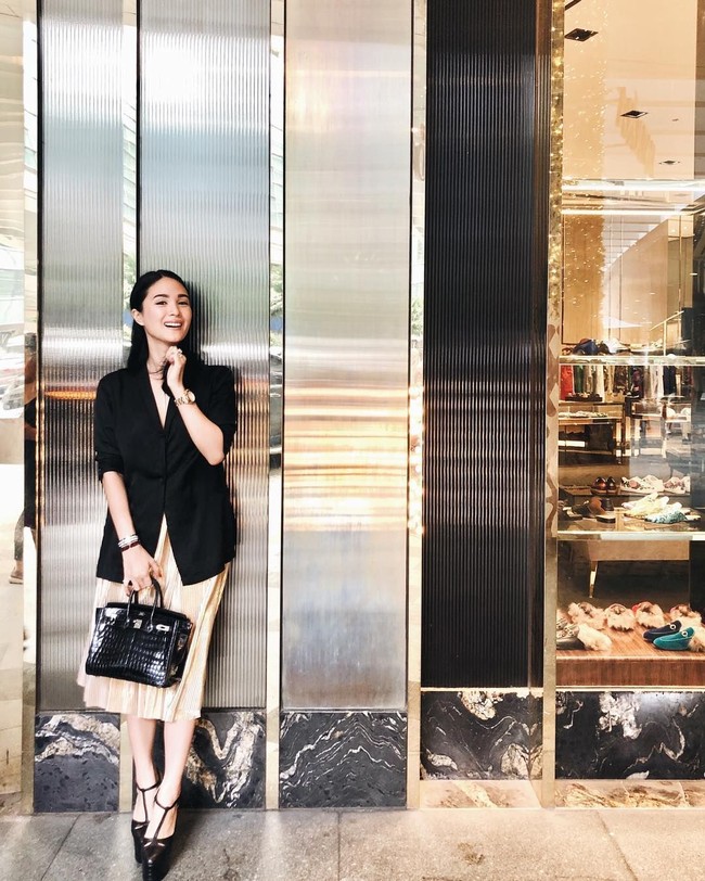 Heart Evangelista bukan hanya populer di dunia nyata. Di dunia maya, dia pun memiliki lebih dari 2,4 juta followers. Halaman Instagramnya dihiasi foto-foto dirinya bergaya ootd. Sebagian besar tas yang dibawanya saat berfoto ini adalah Hermes. Foto: Instagram