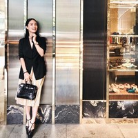 Heart Evangelista bukan hanya populer di dunia nyata. Di dunia maya, dia pun memiliki lebih dari 2,4 juta followers. Halaman Instagramnya dihiasi foto-foto dirinya bergaya ootd. Sebagian besar tas yang dibawanya saat berfoto ini adalah Hermes. Foto: Instagram