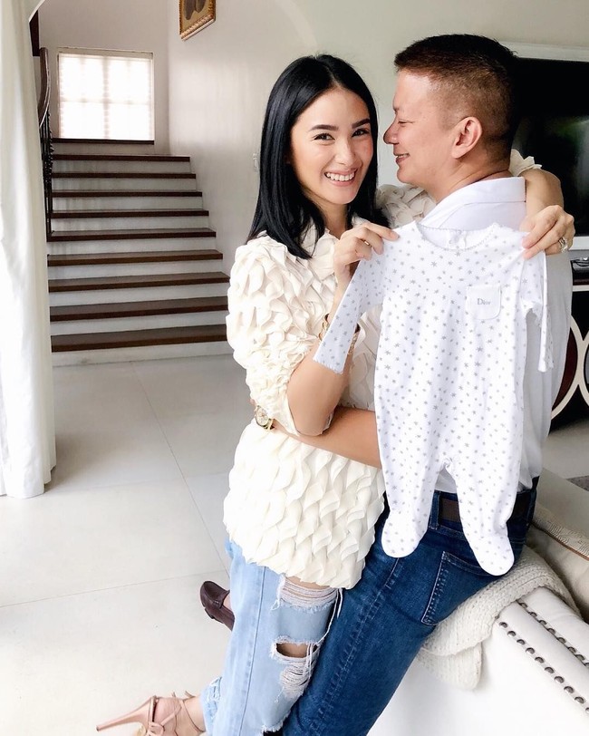 Heart Evangelista sempat mengumumkan kehamilannya pada Mei 2018. Dia hamil anak kembar. Namun pada Juni 2018, Heart dan sang suami, Chiz Escudero, harus kehilangan janin kembar yang tengah dikandung. Foto: Instagram