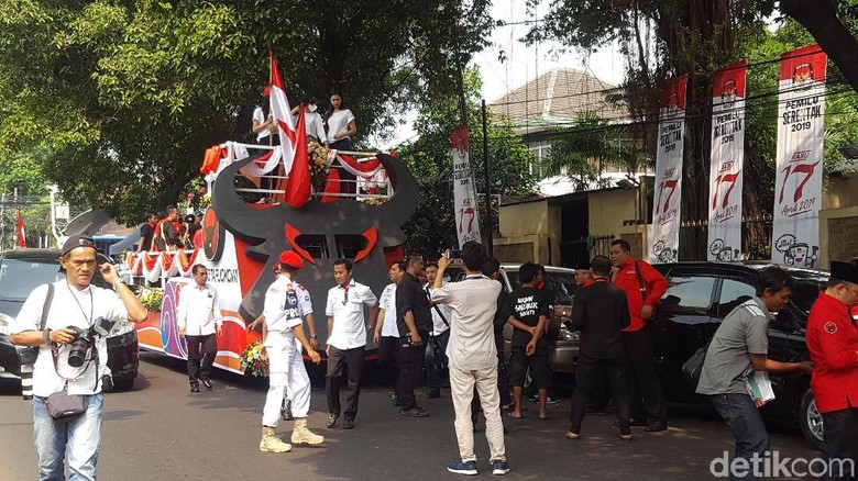 Mobil Banteng dan Ondel-ondel Meriahkan Pendaftaran Bacaleg PDIP Mobil Banteng dan Ondel-ondel Meriahkan Pendaftaran Bacaleg PDIP