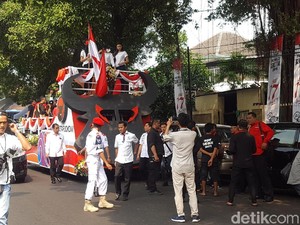 Mobil Banteng dan Ondel-ondel Meriahkan Pendaftaran Bacaleg PDIP