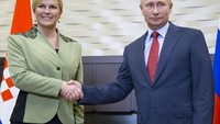 Presiden Rusia Vladimir Putin berjabatan tangan dengan Presiden Kroasia Kolinda Grabar-Kitarovic dalam pertemuan mereka di Sochi, Rusia pada 18 Oktober 2017. Foto: AFP