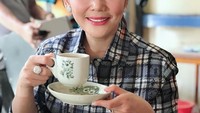 Sudahkah anda ngopi hari ini ?, tanya Kristina yang singgah ngopi di Sebawi, Kalimantan Barat. Foto: Instagram kristinadangdut