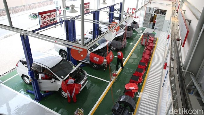Tampak depan diler kendaraan penumpang Mitsubishi Setiakawan Menara Motor – Serang
2.	Irwan Kuncoro – Director of Sales & Marketing PT MMKSI
3.	Penandatanganan prasasti peresmian kendaraan penumpang Mitsubishi Setiakawan Menara Motor – Serang (kiri) Irwan Kuncoro; Director of Sales & Marketing PT MMKSI; (kanan) Suhardi Chandra, President Director SKM Group
4.	Foto 4 & 5 fasilitas dan kegiatan workshop bengkel Mitsubishi Setiakawan Menara Motor – Serang
5.	Foto 4 & 5 fasilitas dan kegiatan workshop bengkel Mitsubishi Setiakawan Menara Motor – Serang
6.	(ki-ka) Irwan Kuncoro; Director of Sales & Marketing PT MMKSI dan Imam Choeru Cahya, Head of Sales & Marketing Group PT MMKSI
7.	Aktivitas penyerahan unit Xpander kepada konsumen Mitsubishi Setiakawan Menara Motor – Serang
8.	Tampak depan diler kendaraan penumpang Mitsubishi Setiakawan Menara Motor – Serang