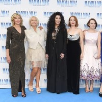 Cher berfoto bersama para pemeran Mamma Mia! Here We Go Again. Mereka di antaranya Christina Baranski, Judy Cramer, Jessica Keenan Wynn, Alexa Davies, Meryl Streep, Amanda Seyfried dan Lily James. (Foto: Getty Images)
