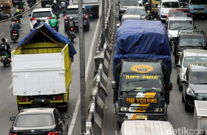 Pelarangan truk memuat barang dengan kapasitas berlebih terus disosialisasikan. Hal itu membuat negara rugi tiap tahunnya untuk perbaiki jalan yang rusak.