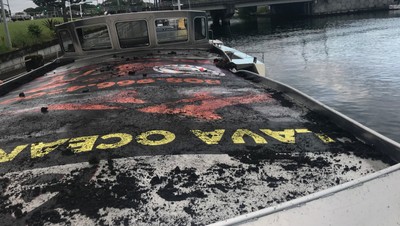 Penampakan Kapal Wisata yang Terkena Bom Lava di Hawaii