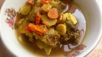 Pindang iga yang ini kuahnya tidak berwarna oranye tapi kekunungan. Isiannya ada potongan iga beserta bumbunya mulai kunyit, jahe hingga irisan cabe rawit. Foto : instagram @ecin81 Foto: Instagram