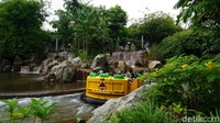 Ingat film Jurassic Park? Berani naik wahananya sambil basah-basahan? (Shinta/detikTravel)