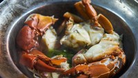 Bangkok memang jadi surganya makanan enak. Kalau mau jajanan kaki lima berkualitas istimewa cobalah kepiting panggang dengan bihun buatan Somsak Pu Ob. Meski begitu, harganya memang sedikit lebih mahal. Foto: Wongnai