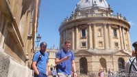 Bangunan bersejarah paling ikonik di Oxford ialah Radcliffe Camera. Bangunan tua ala Inggris dengan kubah ini menjadi tujuan wajib saat ke Oxford (Baban/detikTravel)