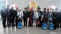 Jemaah disambut oleh Dubes RI untuk Arab Saudi, Agus Maftuh.
