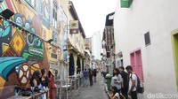 Haji Lane di Singapura punya gang artistik dan instagenic. Selain nongkrong, traveler juga bisa berfoto dengan mural-mural indah di sini (Shinta/detikTravel)