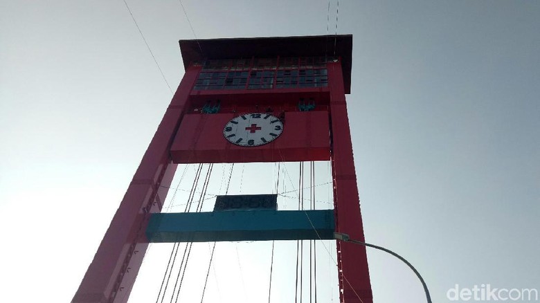 Jam analog di Jembatan Ampera (Raja Adil Siregar/detikTravel) Jam analog di Jembatan Ampera (Raja Adil Siregar/detikTravel)
