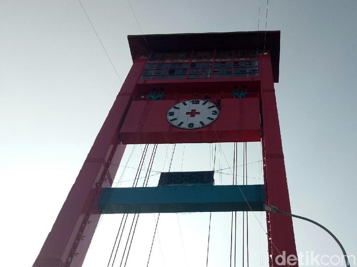Jembatan Ampera Dipasang Jam Analog