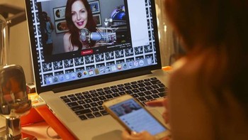 Sejumlah YouTuber pun juga semangat dalam mendengungkan teori konspirasi Bumi datar di dunia maya. Foto: Houston Chronicle