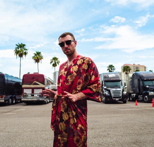 Ia pun pernah menggunakan piyama dengan model jubah bunga-bunga yang memiliki unsur feminin.  Foto: Instagram (@samsmithworld)