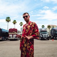 Ia pun pernah menggunakan piyama dengan model jubah bunga-bunga yang memiliki unsur feminin.  Foto: Instagram (@samsmithworld)