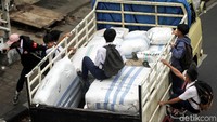 Aksi berbahaya itu tak membuat para siswa takut untuk terus melakukan aksi koboi di jalanan.