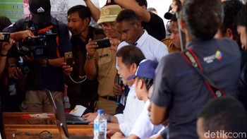 Menkominfo memandu siswa untuk mengakses informasi yang berguna bagi para siswa. (Foto: detikINET/Adi Fida Rahman)