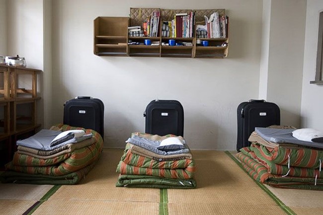 Onomichi Prison, mungkin tidak benar-benar bisa disebut penjara, namun orang Jepang mengatakannya demikian. Penjara ini khusus untuk orang-orang lanjut usia dan berlokasi di Kota Onomichi. Tempat ini menampung populasi lansia di Jepang, dengan tersedianya makanan empuk dan lembut. Tahanan biasa menghabiskan waktu kerja mereka dengan merajut dan menjahit. Foto: Dok. Bored Panda