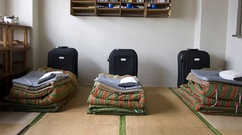 Di Jepang, penjara bernama Onomichi menempatkan para tahanan yang sudah berumur lansia. Maka, disediakan beragam fasilitas seperti tongkat jalan, makanan dengan tekstur lembut yang mudah dicerna serta kegiatan menjahit.  (Foto: Boredpanda)