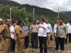 Blusukan Menkominfo Tinjau Palapa Ring di Puncak Jaya